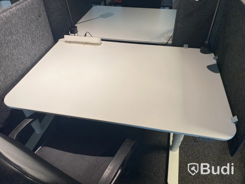 Höj- och sänkbart skrivbord Ikea Bekant, inkl. kontorsstol, skärm och skrivbordslampa