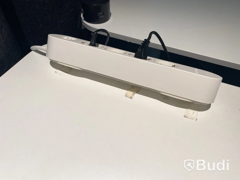 Höj- och sänkbart skrivbord Ikea Bekant, inkl. kontorsstol, skärm och skrivbordslampa