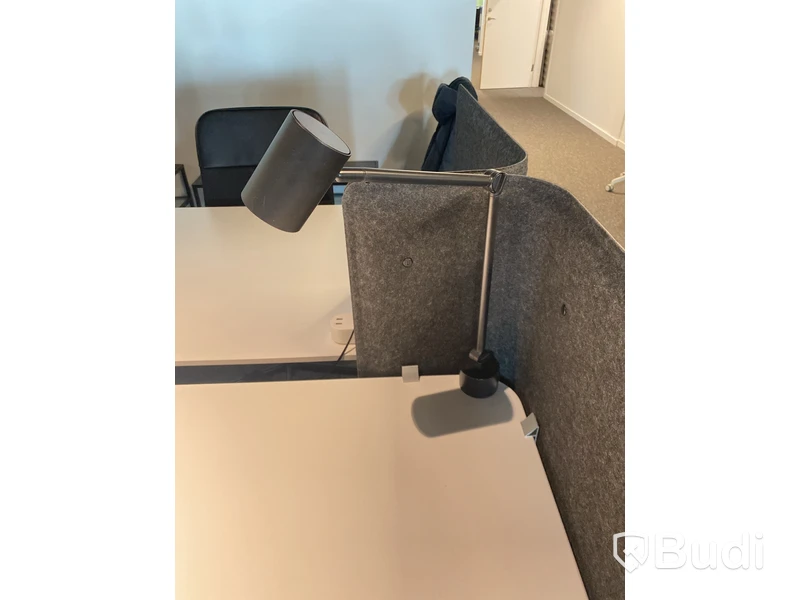 Höj- och sänkbart skrivbord Ikea Bekant, inkl. kontorsstol, skärm och skrivbordslampa