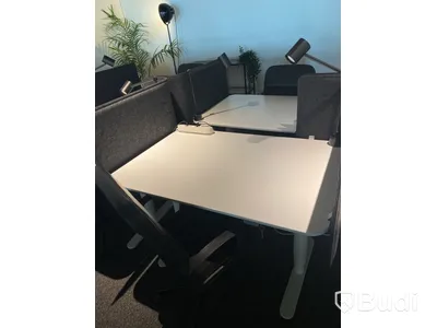 2 st. Höj- och sänkbart skrivbord Ikea Bekant, inkl. kontorsstol, skärm och skrivbordslampa