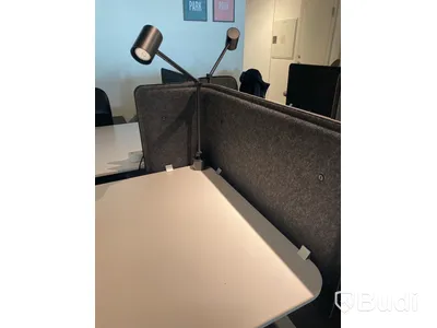 2 st. Höj- och sänkbart skrivbord Ikea Bekant, inkl. kontorsstol, skärm och skrivbordslampa