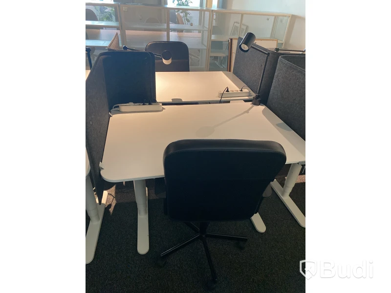 2 st. Höj- och sänkbart skrivbord Ikea Bekant, inkl. kontorsstol, skärm och skrivbordslampa