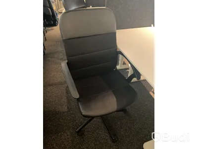 2 st. Höj- och sänkbart skrivbord Ikea Bekant, inkl. kontorsstol, skärm och skrivbordslampa