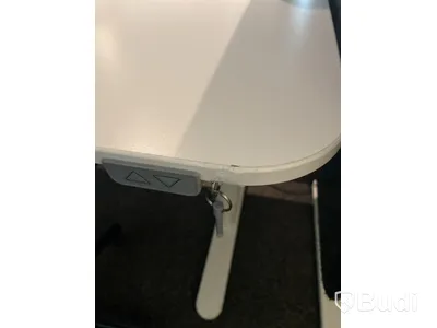 2 st. Höj- och sänkbart skrivbord Ikea Bekant, inkl. kontorsstol, skärm och skrivbordslampa