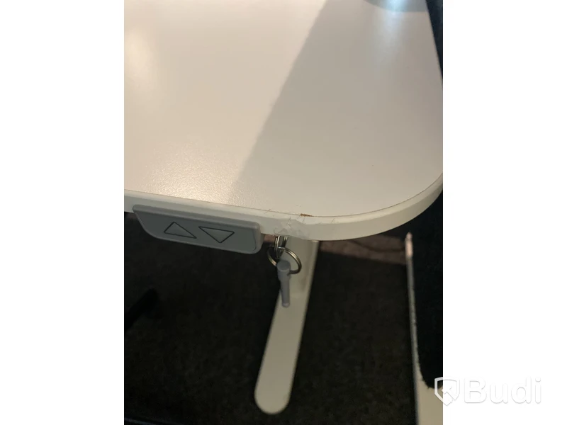 2 st. Höj- och sänkbart skrivbord Ikea Bekant, inkl. kontorsstol, skärm och skrivbordslampa