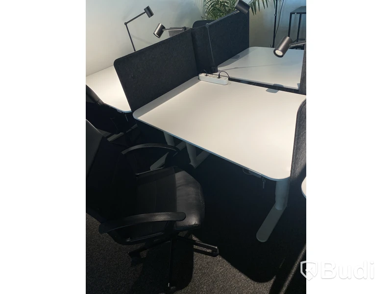 2 st. Höj- och sänkbart skrivbord Ikea Bekant, inkl. kontorsstol, skärm och skrivbordslampa