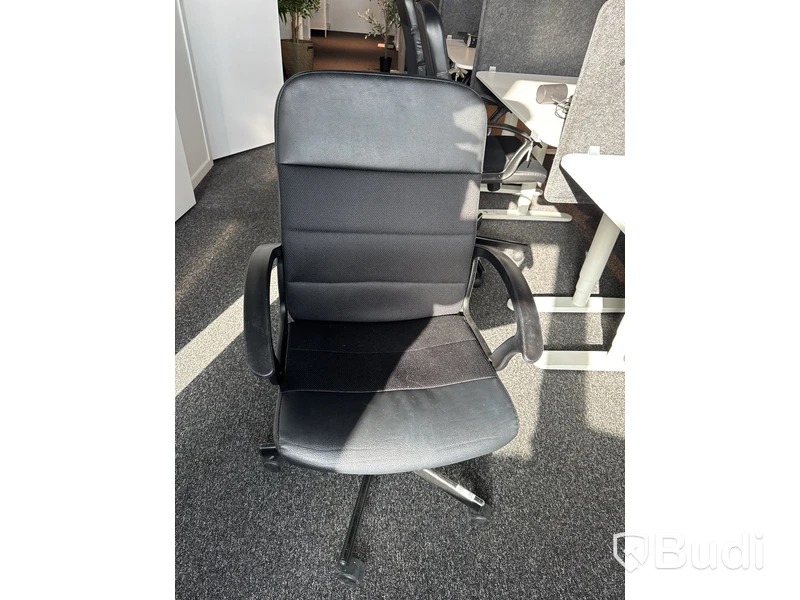 Höj- och sänkbart skrivbord Ikea Bekant, inkl. kontorsstol, skärm och skrivbordslampa