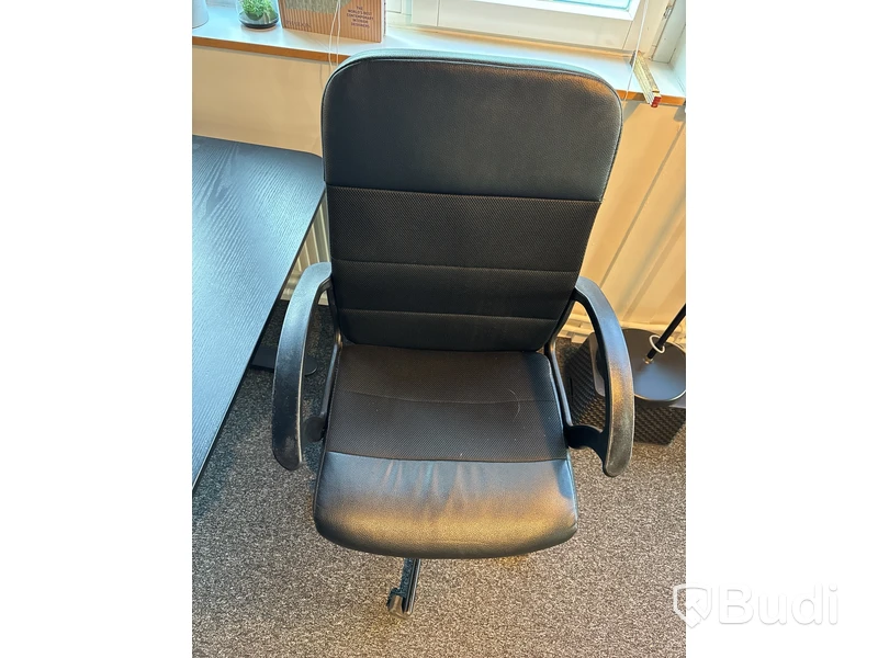 Höj- och sänkbart skrivbord Ikea Bekant, inkl. kontorsstol Ikea Renberget