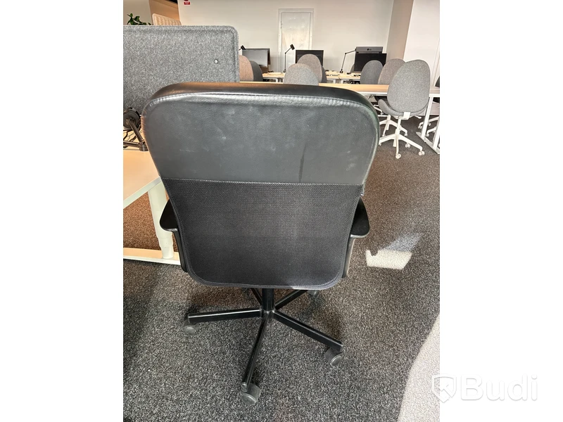 Höj- och sänkbart skrivbord Ikea Bekant, inkl. kontorsstol, skärm och skrivbordslampa