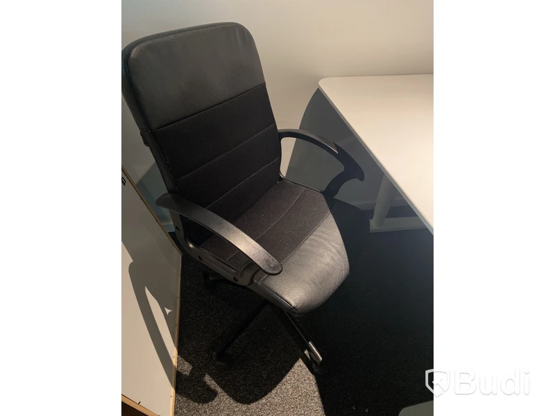 2 st. Höj- och sänkbart skrivbord Ikea Bekant, inkl. kontorsstol, skärm och skrivbordslampa