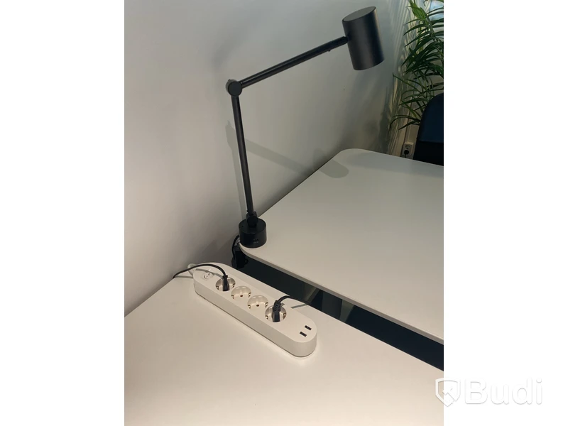 2 st. Höj- och sänkbart skrivbord Ikea Bekant, inkl. kontorsstol, skärm och skrivbordslampa