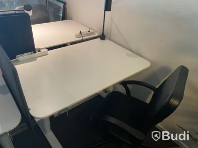 2 st. Höj- och sänkbart skrivbord Ikea Bekant, inkl. kontorsstol, skärm och skrivbordslampa