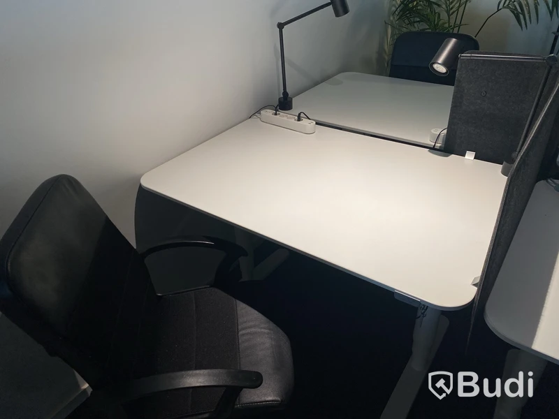 2 st. Höj- och sänkbart skrivbord Ikea Bekant, inkl. kontorsstol, skärm och skrivbordslampa