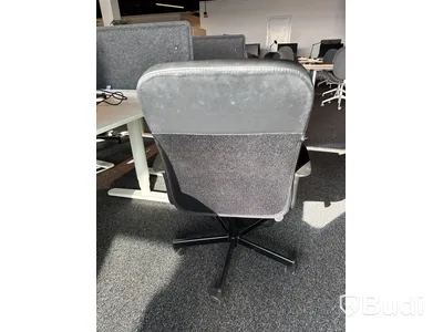 Höj- och sänkbart skrivbord Ikea Bekant, inkl. kontorsstol, skärm och skrivbordslampa