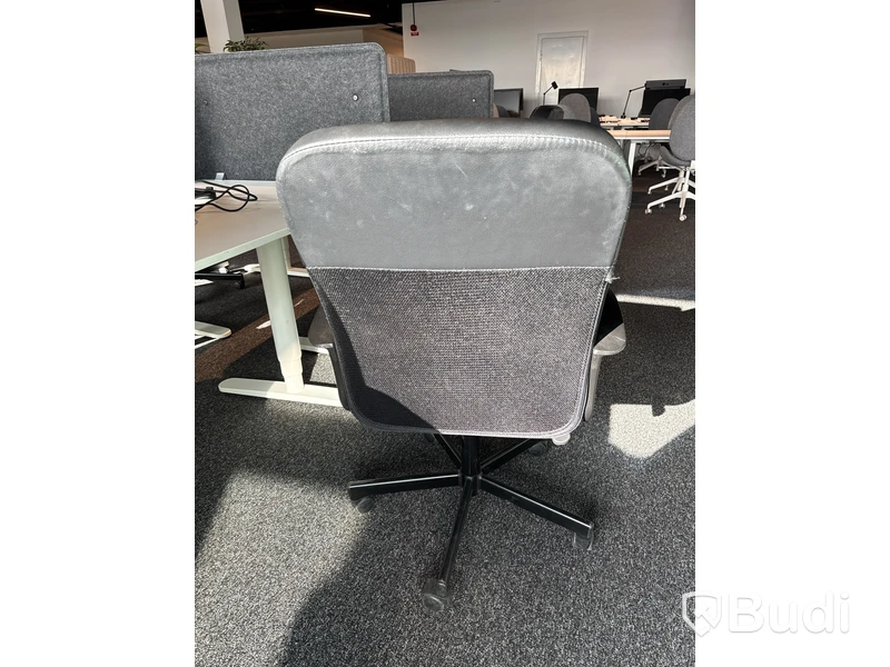 Höj- och sänkbart skrivbord Ikea Bekant, inkl. kontorsstol, skärm och skrivbordslampa