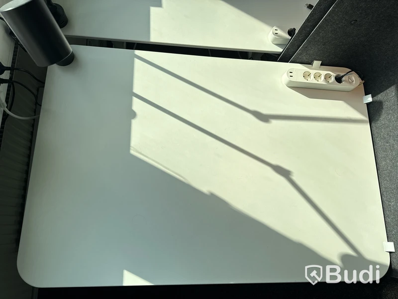 Höj- och sänkbart skrivbord Ikea Bekant, inkl skärm och skrivbordslampa