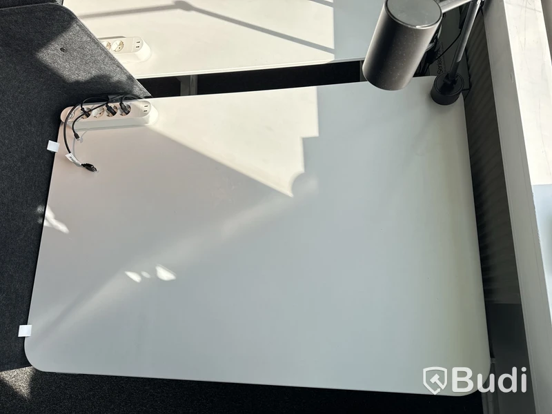 Höj- och sänkbart skrivbord Ikea Bekant, inkl skärm och skrivbordslampa