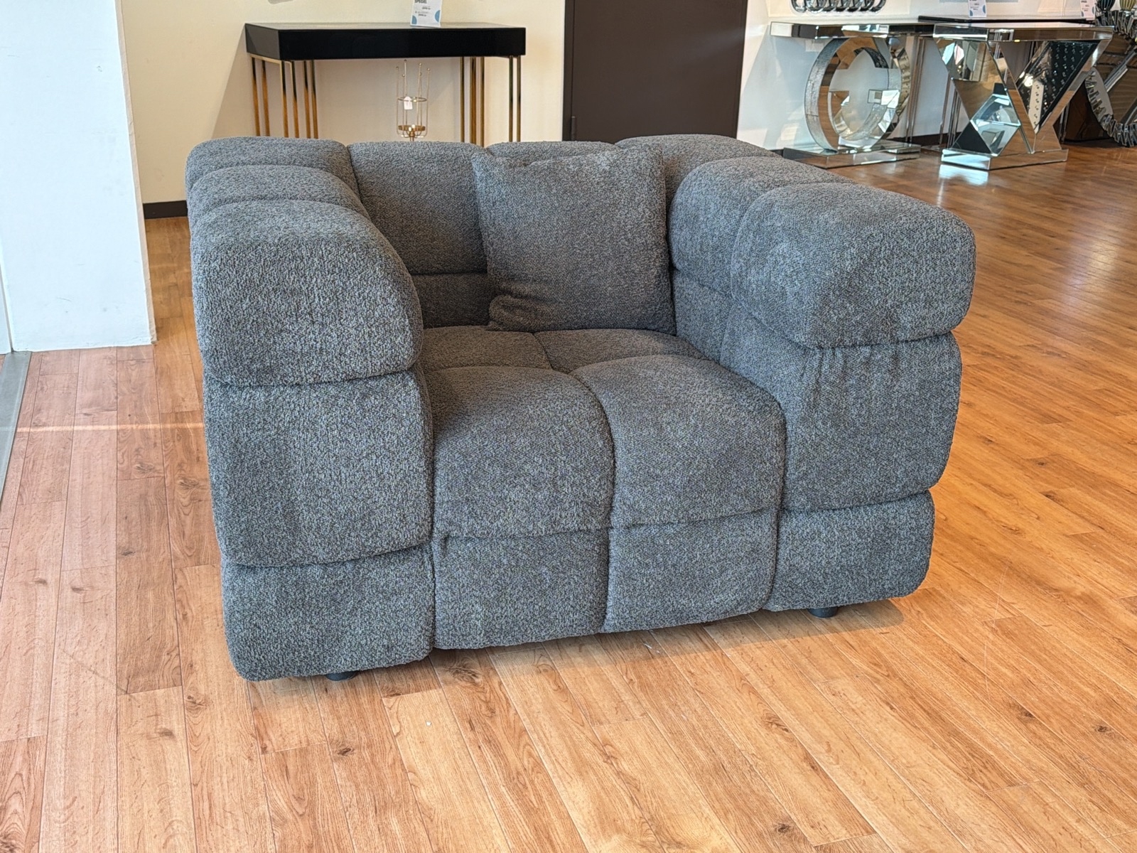 Fåtölj i grått teddytyg