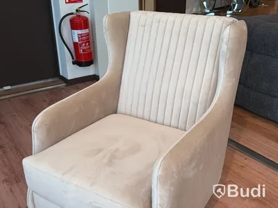 Fåtölj i beige sammet