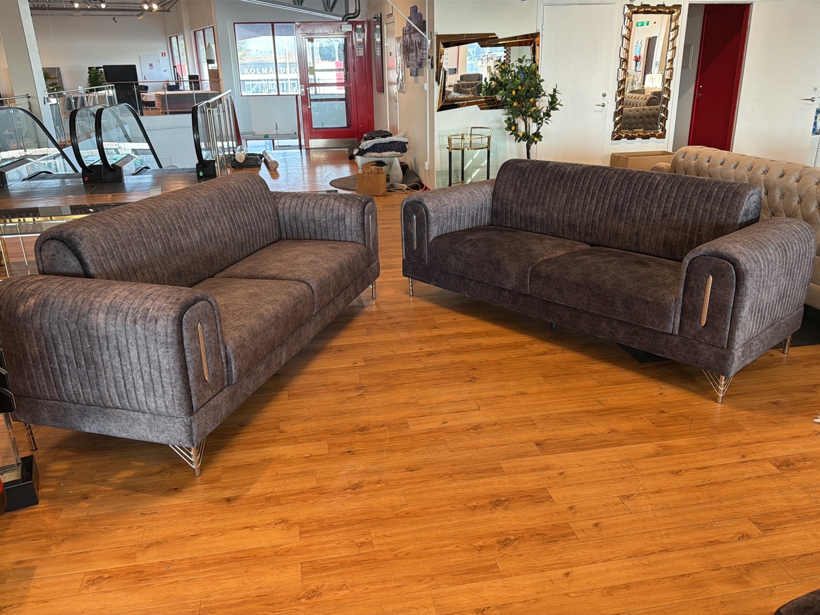 2 st soffor, grå sammet