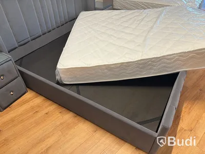 Säng 180x200 cm, med sänggavlar i grå sammet samt 2 st sängbord