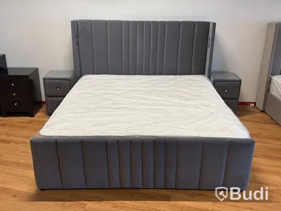 Säng 180x200 cm, med sänggavlar i grå sammet samt 2 st sängbord