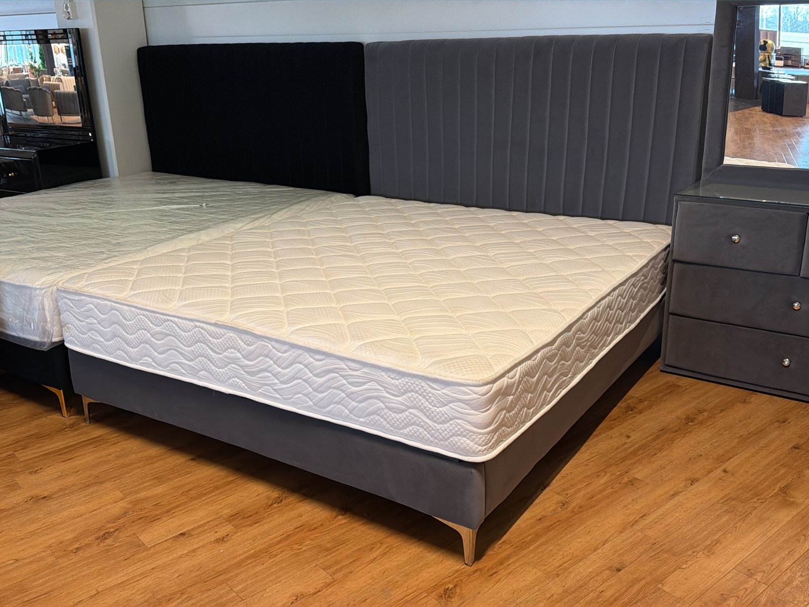 Säng med sänggavel i grå sammet, 180x200 cm, samt spegelbyrå