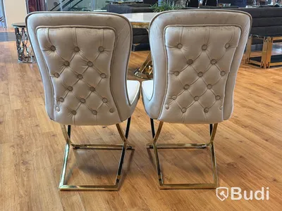 2 st stolar, beige sammet/ guld