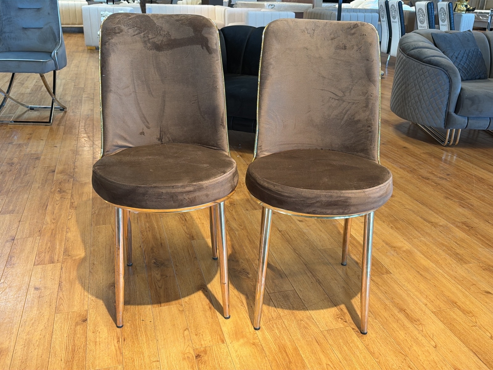 2 st stolar, brun sammet/ guld