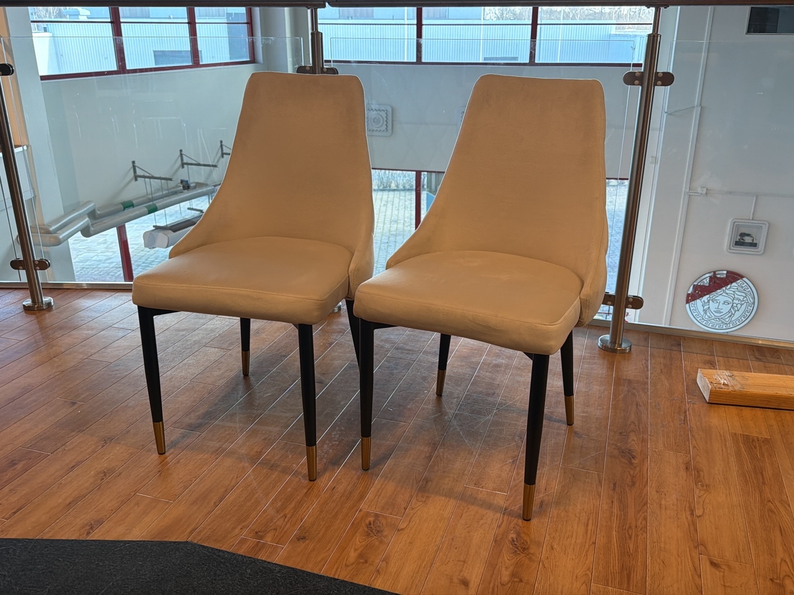 2 st stolar, beige sammet