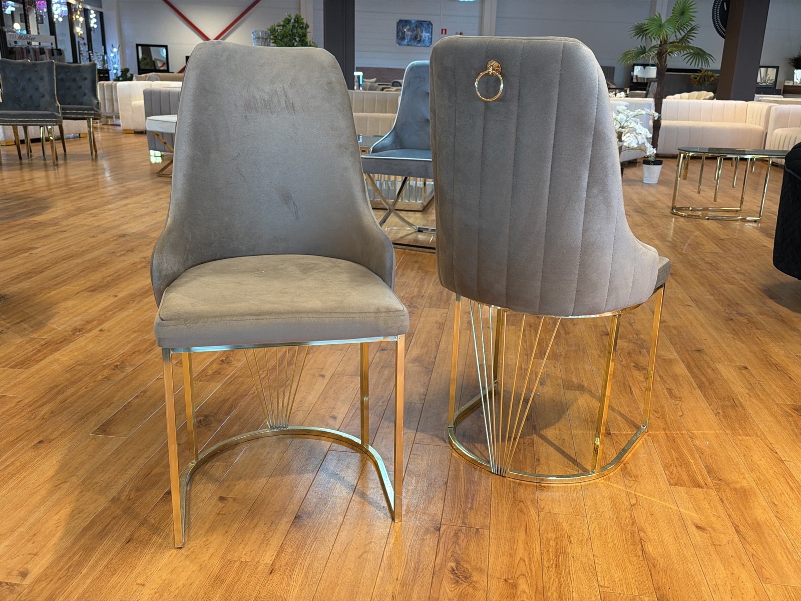 2 st stolar, grå sammet/ guld