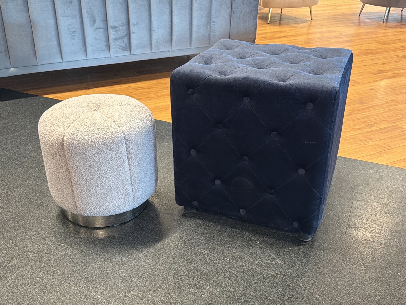 2 st sittpuffar/ fotpallar