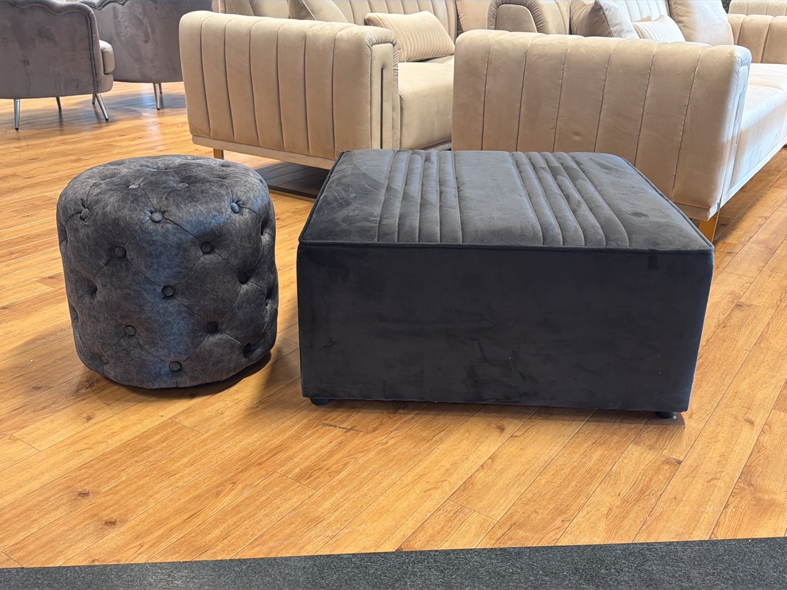 2 st sittpuffar/ fotpallar, blå sammet