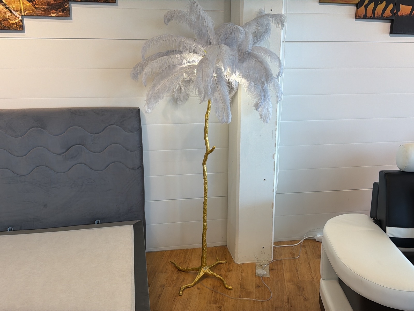 Golvlampa med fjädrar, höjd ca 160 cm