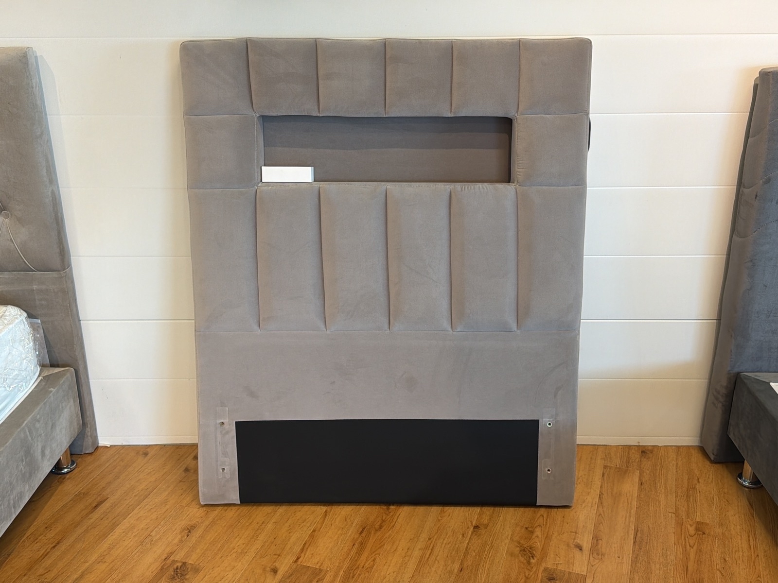 Sänggavel i grå sammet, 105 cm