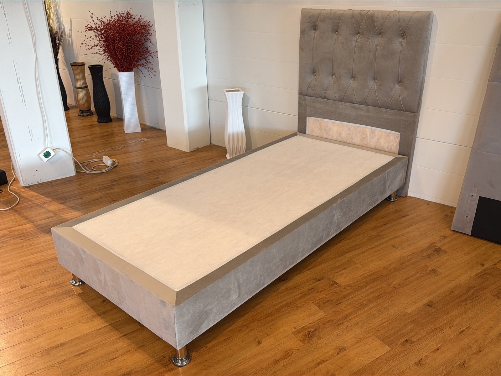 Säng med sänggavel i grå sammet, 90x200 cm