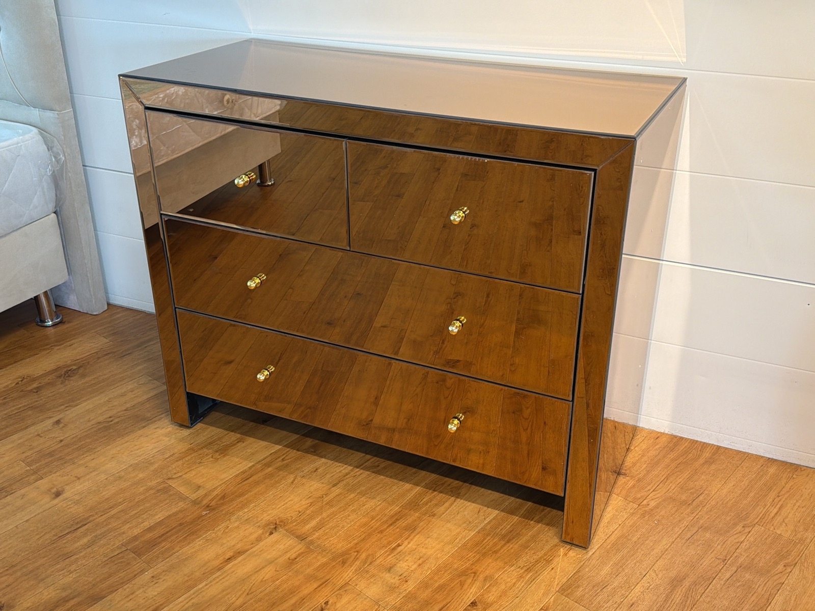 Byrå i bronstonat spegelglas