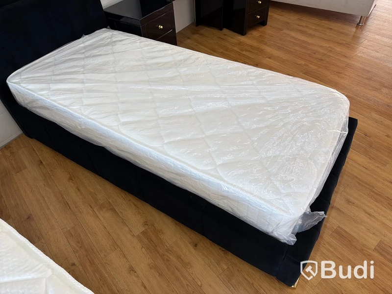 Säng med sänggavel i svart sammet, 90x200 cm