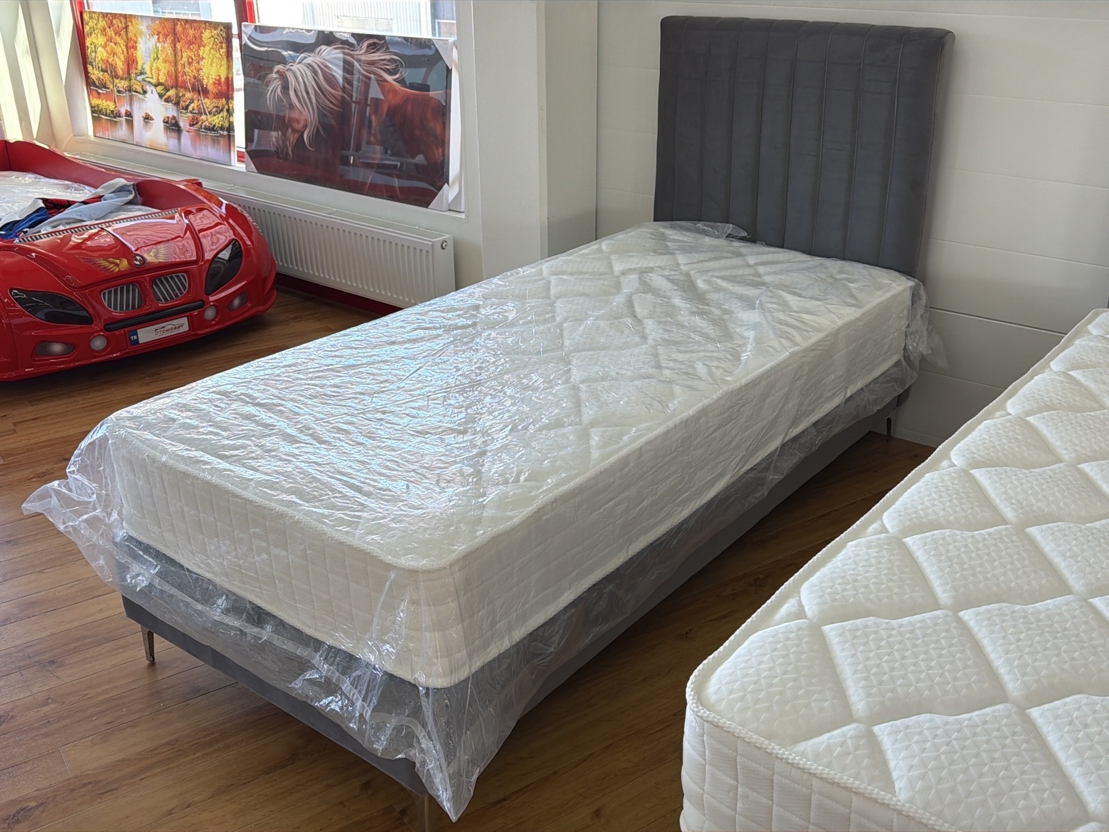 Säng med sänggavel i grå sammet, 90x200 cm