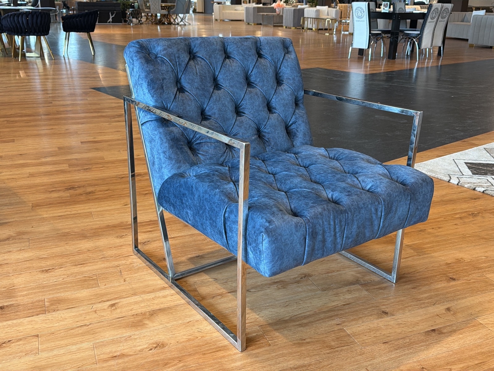 Fåtölj i blå sammet