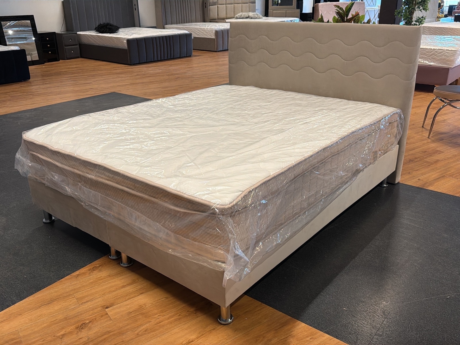 Säng med sänggavlar i greige sammet, 160x200 cm