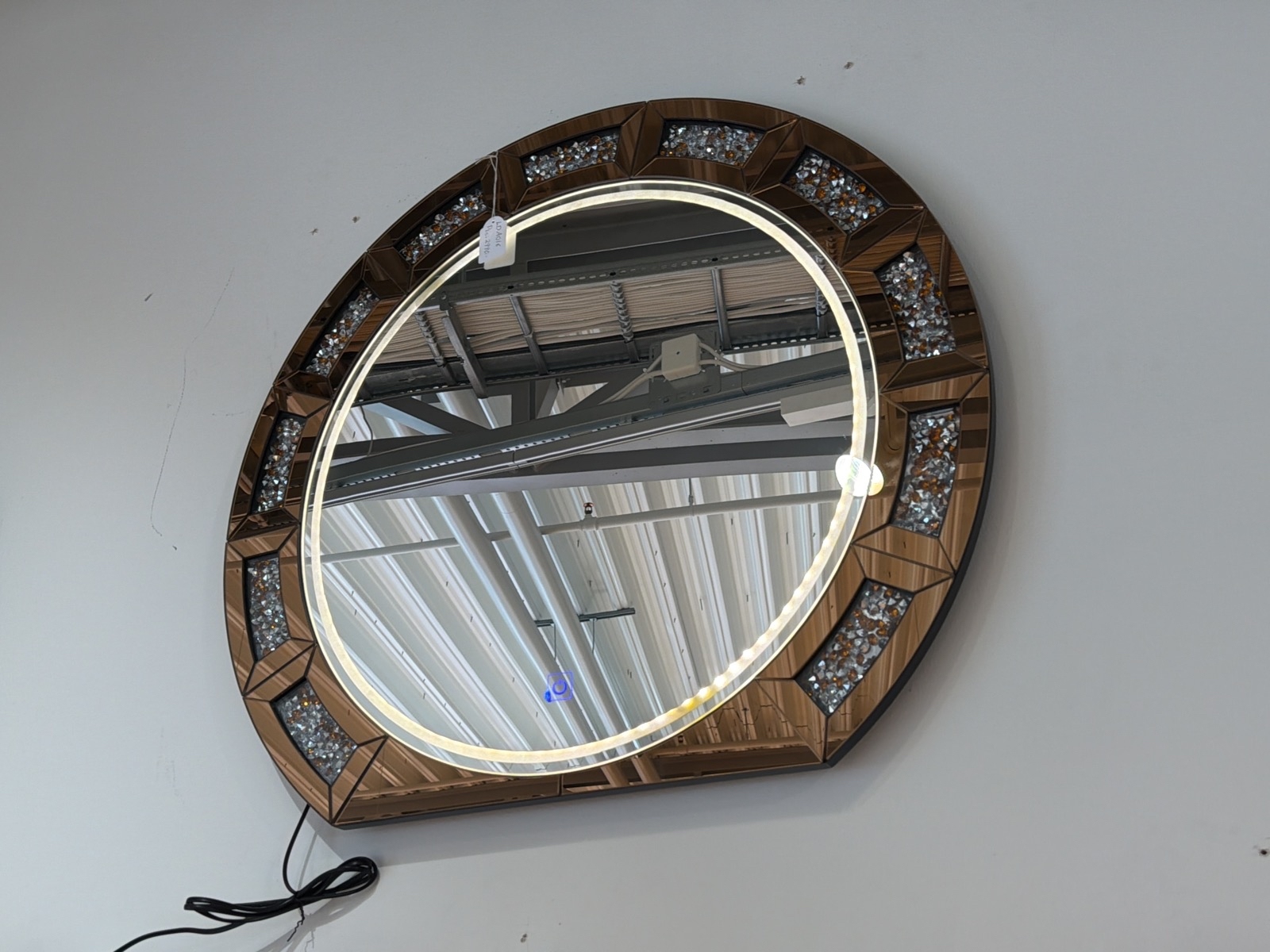 Rundad spegel med belysning