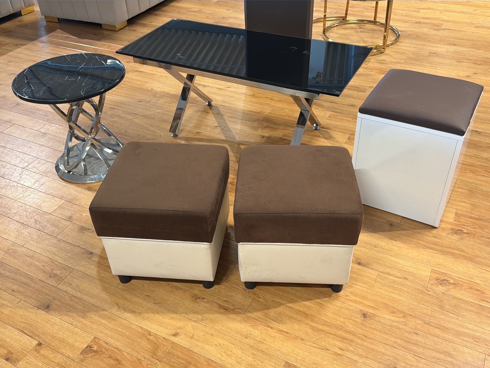 Soffbord, sidobord samt 3 st sittpallar