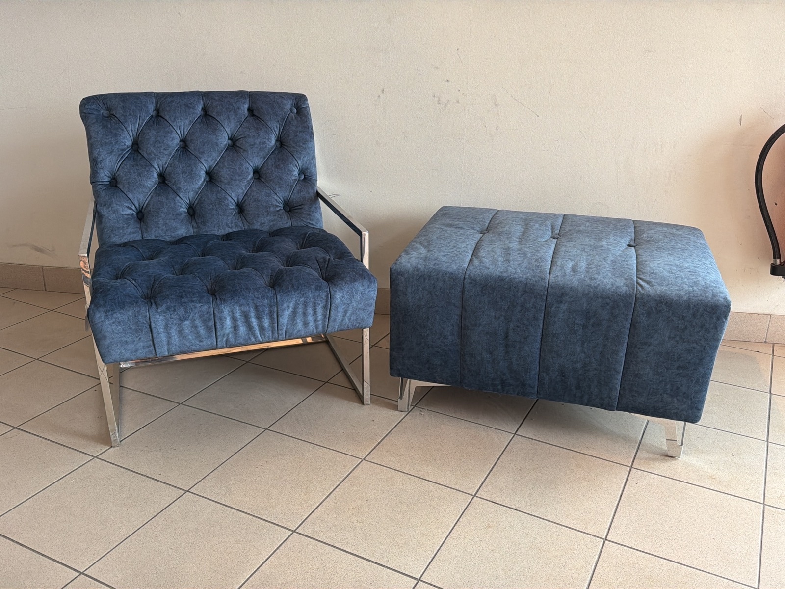 Fåtölj samt sittpuff, blå sammet