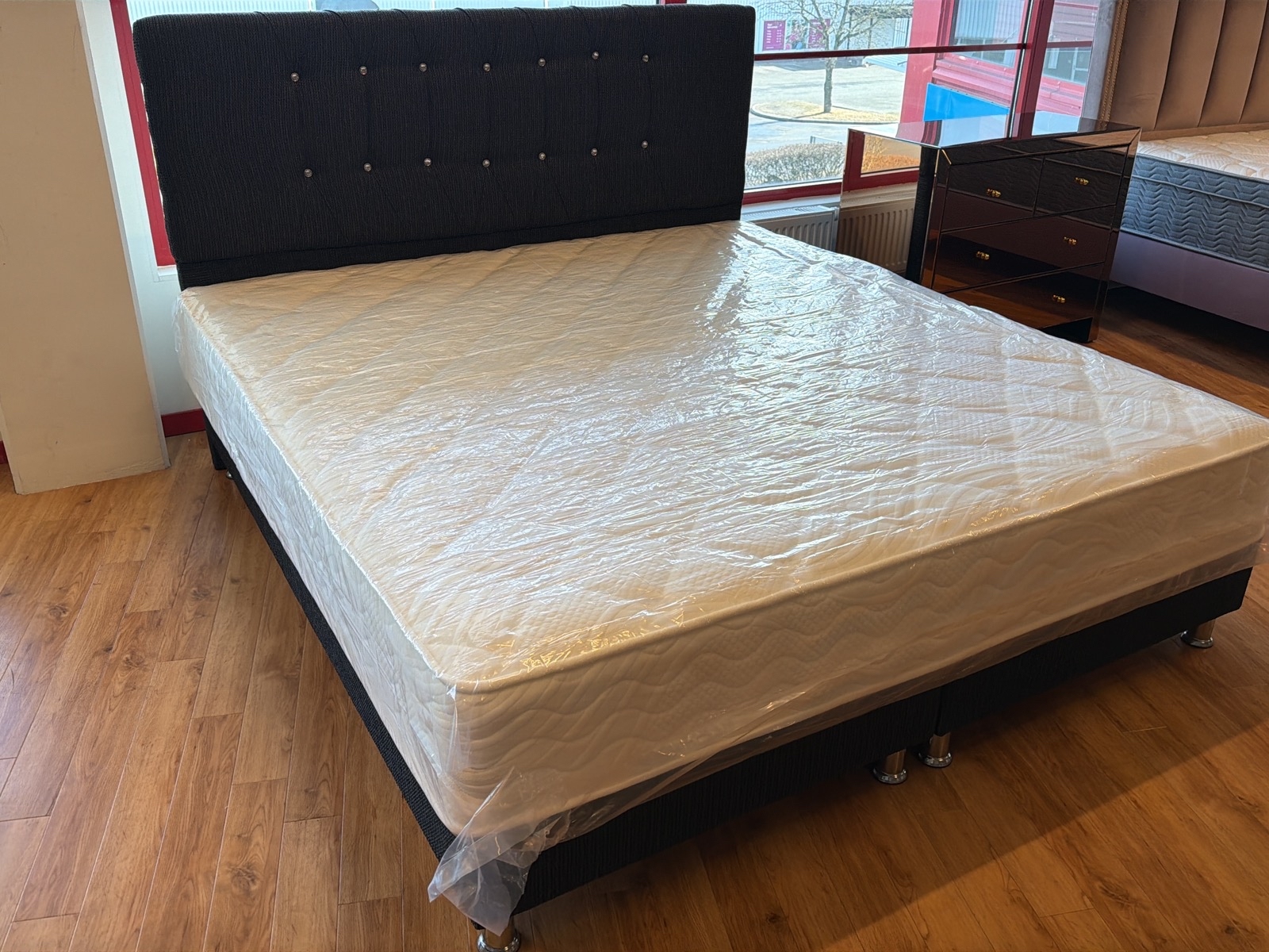 Säng med sänggavel i mörkgrått, 180x200 cm