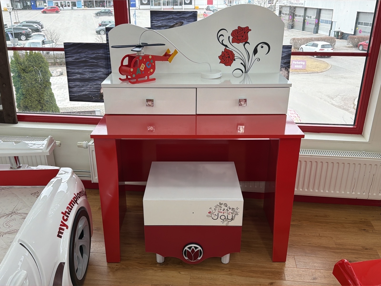 Möbler för barnrum - skrivbord, sängbord samt lampa