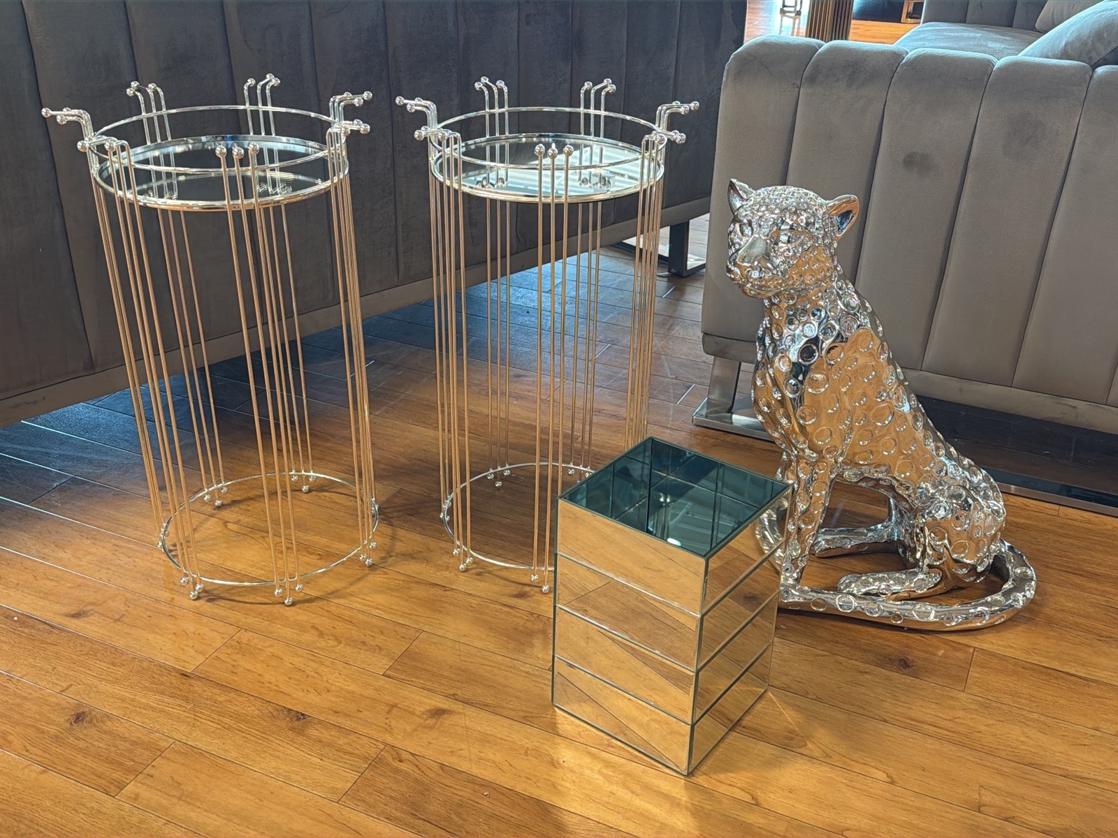 2 st sidobord, silvrig leopard samt spegelkruka