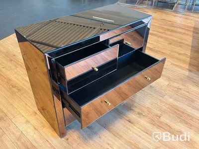 Byrå i bronsfärgat spegelglas