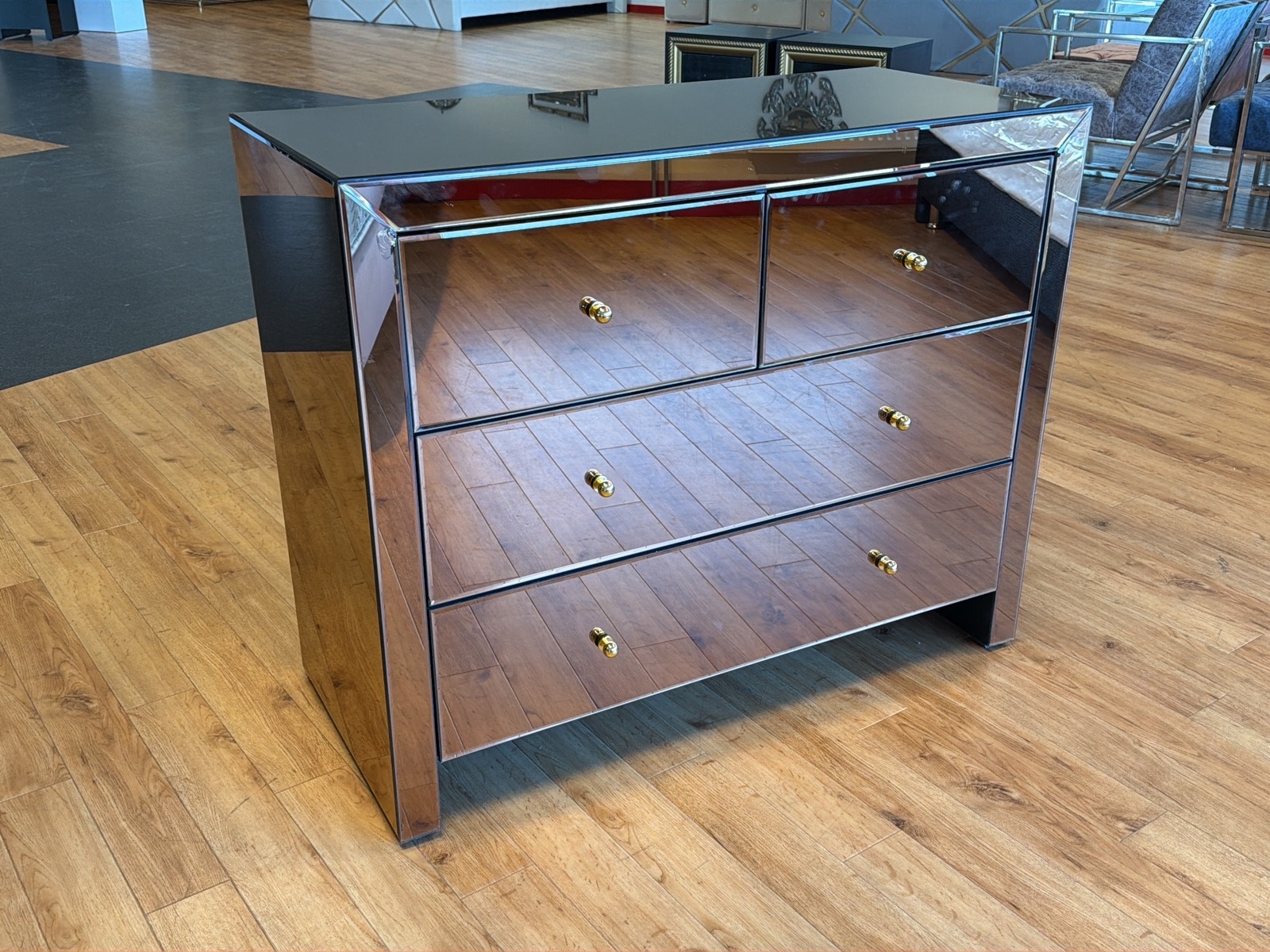 Byrå i bronsfärgat spegelglas