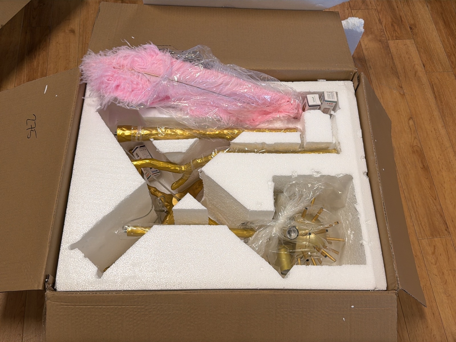 Golvlampa med fjädrar, höjd ca 160 cm, rosa, NY